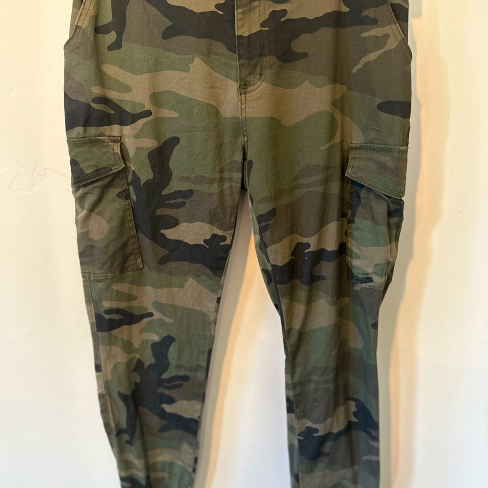 Almost Famous Camo Fitted Ankle Cargo Pants
